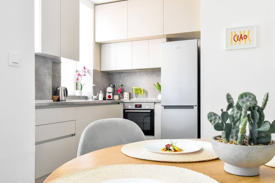 From morning coffee to midnight snacks, this kitchen has your back. Book your foodie-friendly stay!