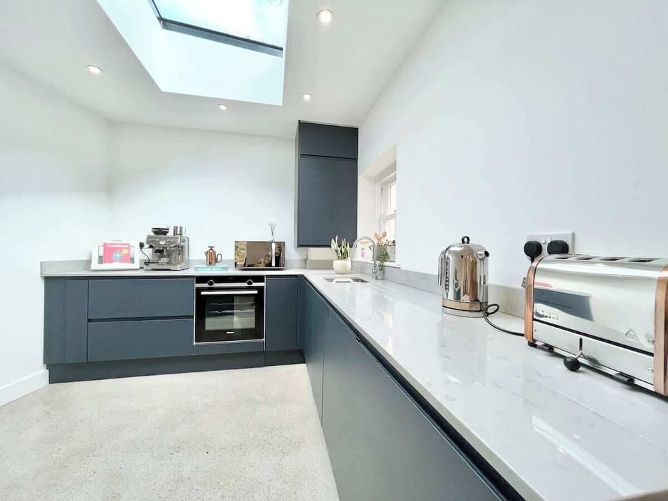 Full Kitchen with espresso coffee machine 