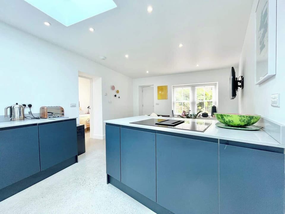 Breakfast Bar and Induction Oven 