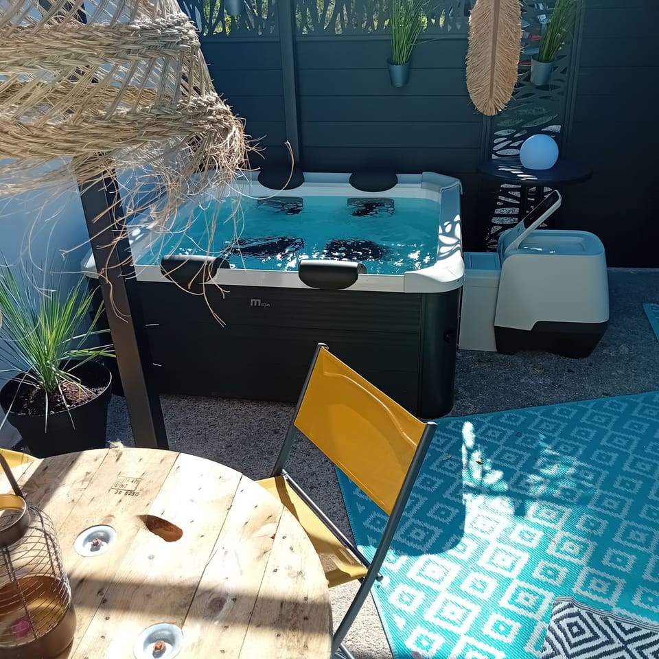 Outdoor spa tub