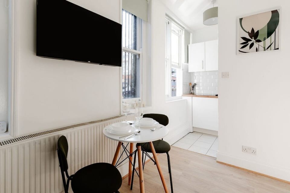 Dining / Restaurant