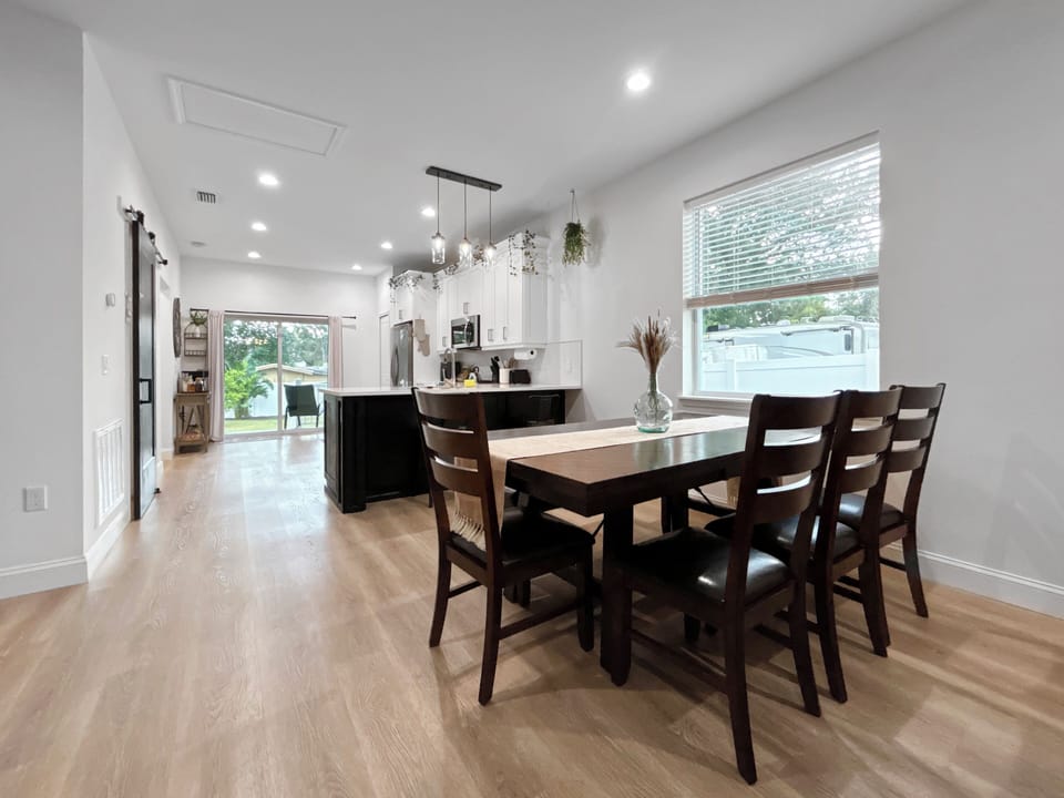 Dining room table seat 6 and 2 bar stools