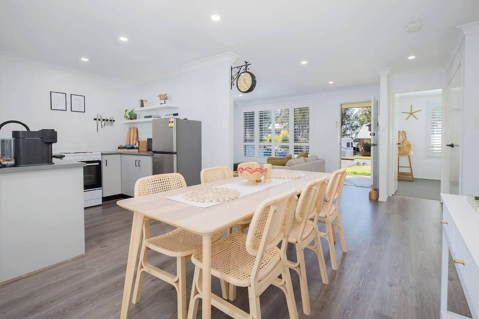 Share meals, games, or morning coffee in the dining area, where a timber table for six and gentle lighting create a natural, calming atmosphere.