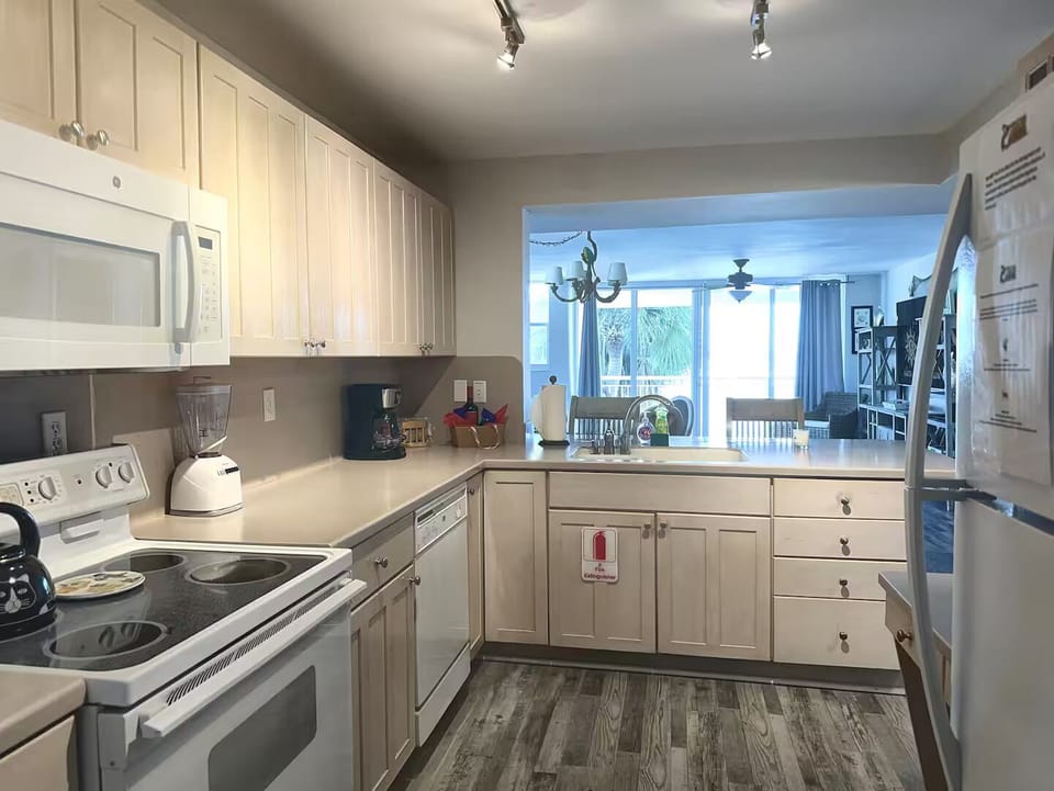 Make this modern kitchen yours during your stay—book now before it’s gone!
