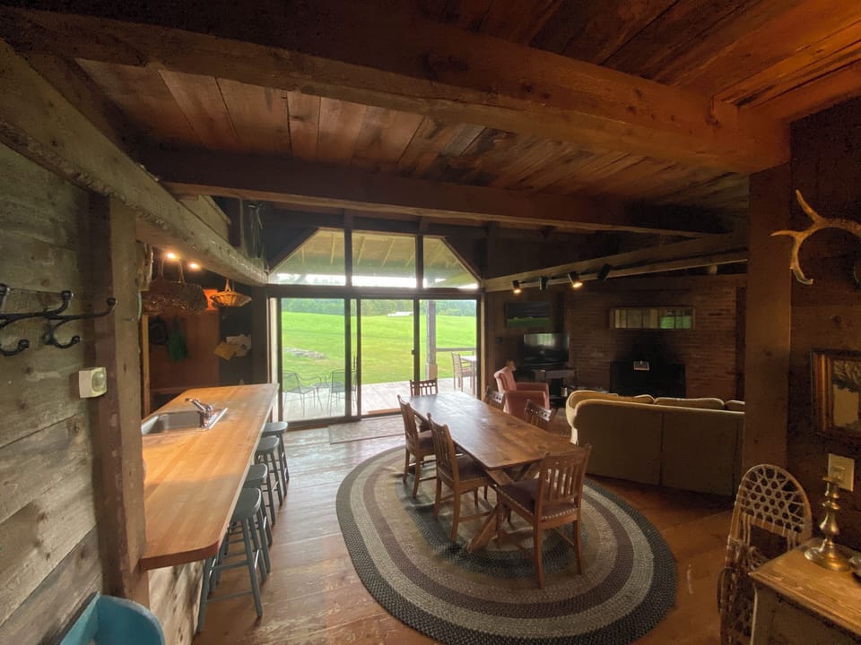 Open floor plan - dining area 