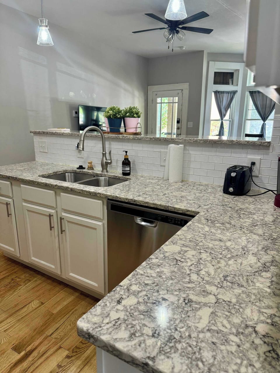 Enjoy cooking in this well-equipped kitchen, ideally located near top dining spots like the German Village and Scioto Mile.