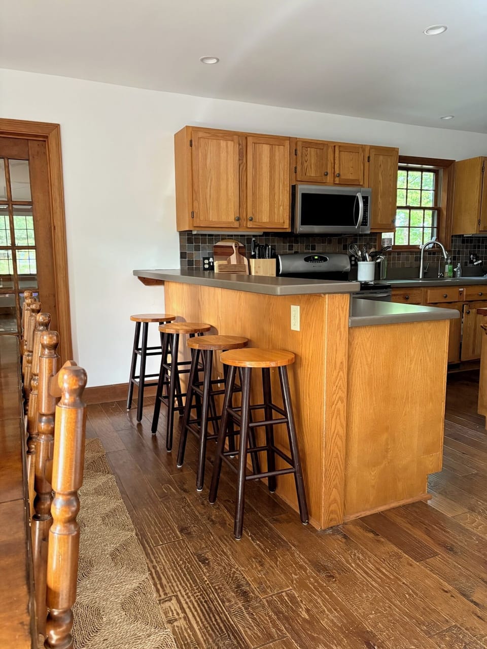 Counter seating for 4 adjacent to the dining room.