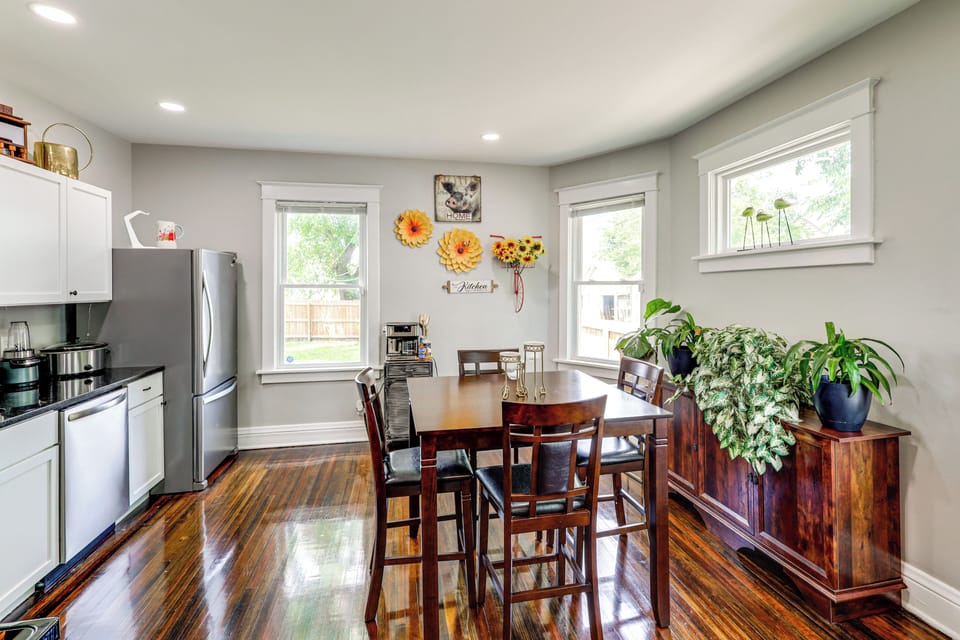 Dining Area | Dishware/Flatware Provided | 1st Floor