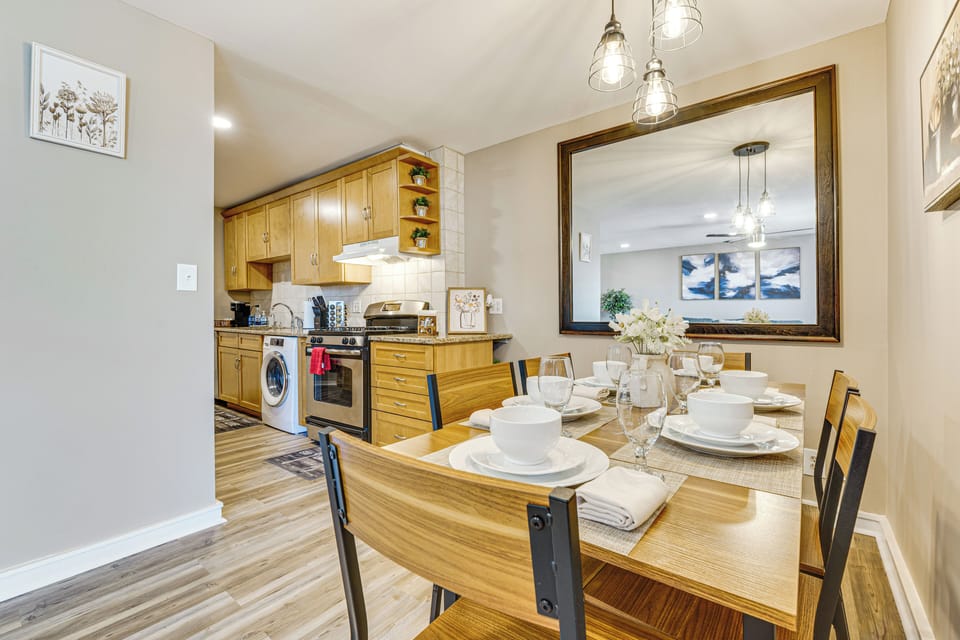 Dining Area/Kitchen | Single-Story Condo | Open Floor Plan | Central A/C & Heat