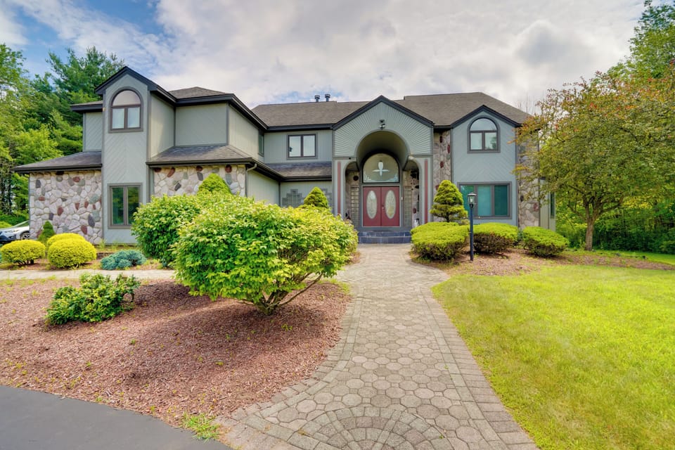 Niskayuna Vacation Rental | 6BR | 5.5BA | 5,000 Sq Ft | 3 Steps to Enter