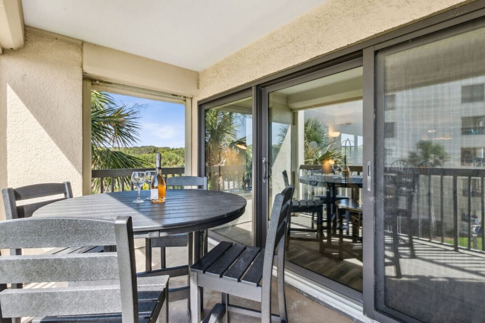 Balcony with 4-person table and chairs