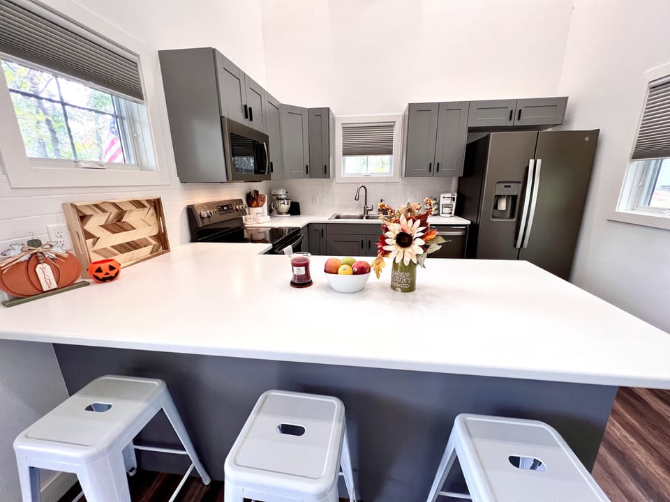 Kitchen Peninsula - Dining for Three