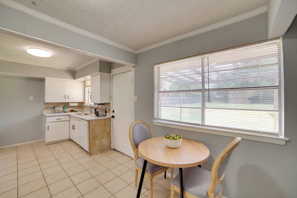 Dining Area | Dishware/Flatware Provided