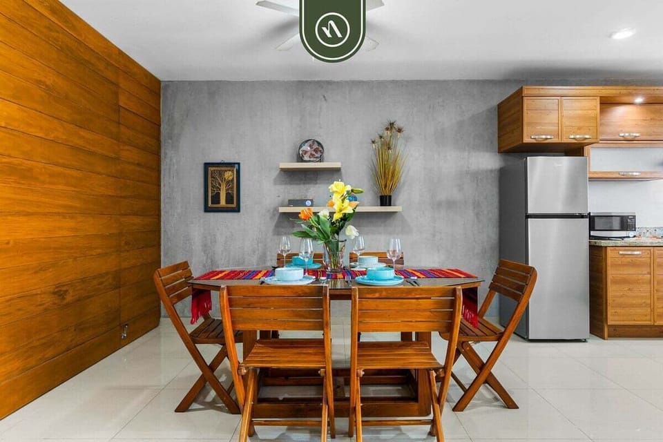 Classic Dining room with space for 6