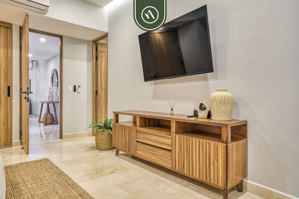 Open space combining comfort, light, and ocean views.