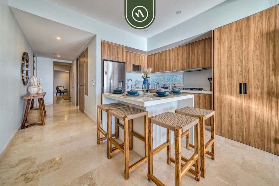 Open space combining comfort, light, and ocean views.