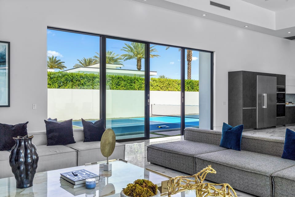 Fleetwood slideaway doors seamlessly blending indoor & outdoor living.