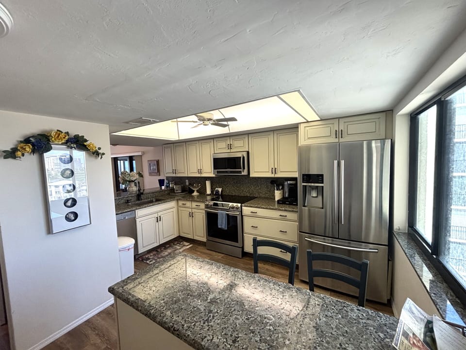 Fully equipped kitchen with a breakfast bar