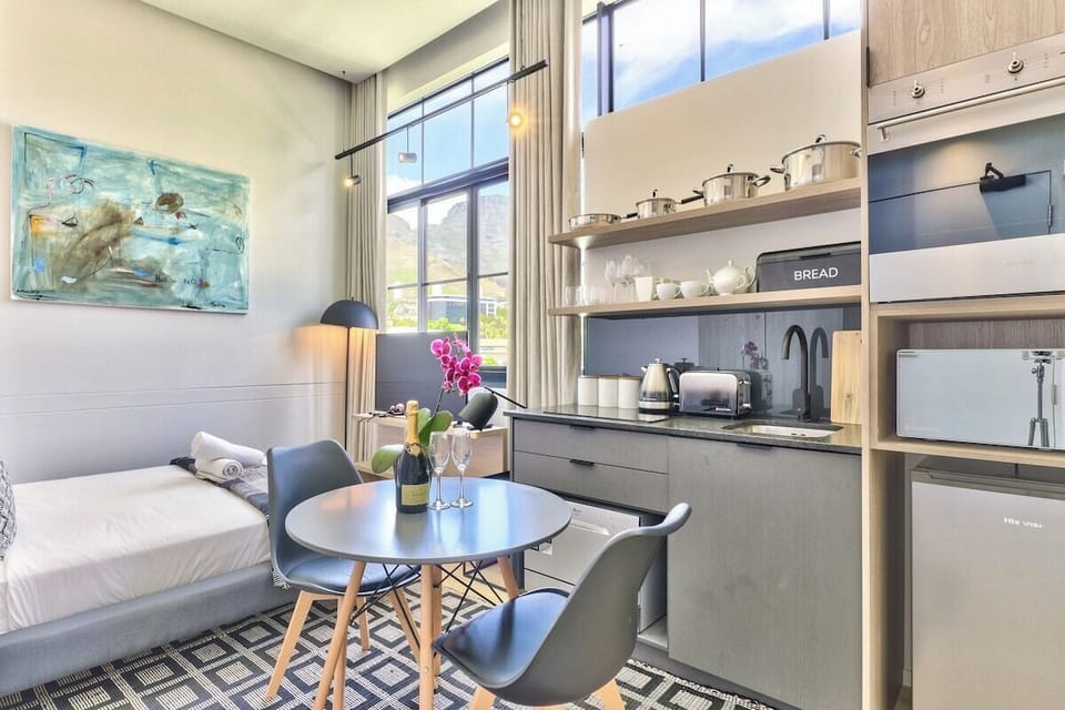 Dining Area & Kitchen