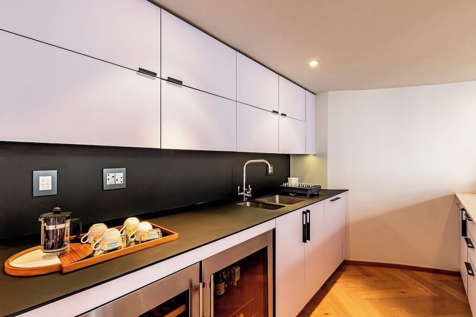 Luxurious, modern, artsy, fully fitted home! (9786)