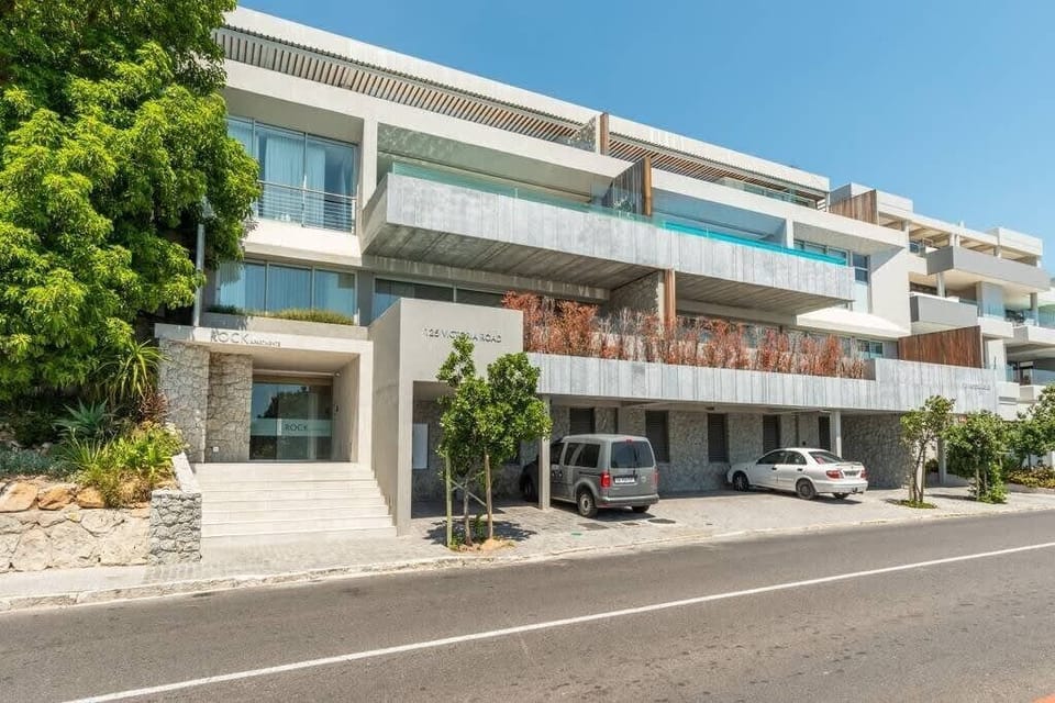 Beachfront Camps bay Apartment with parking ! (11564)