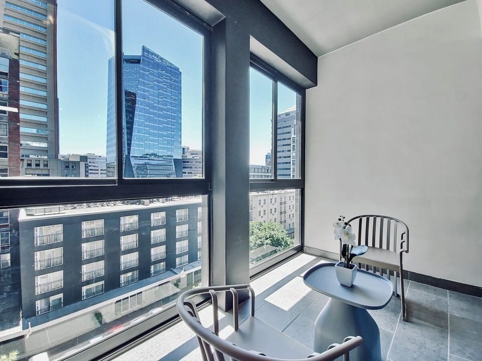 CBD Comfort • Spacious Apartment with City Views (28019)