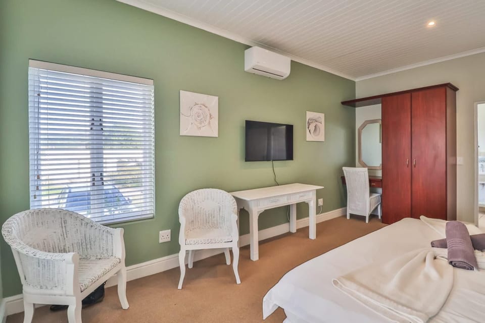 The Dunes Coastal Retreat  Pool & Beach Access (21533)