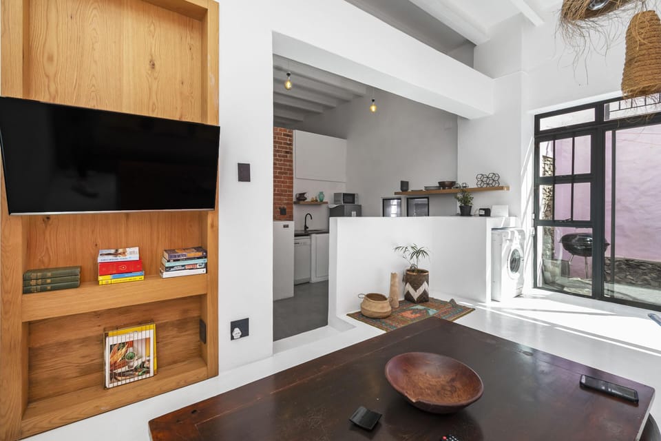 Stylish 2-Bedroom Apt in the Heart of Bo-Kaap (25538)
