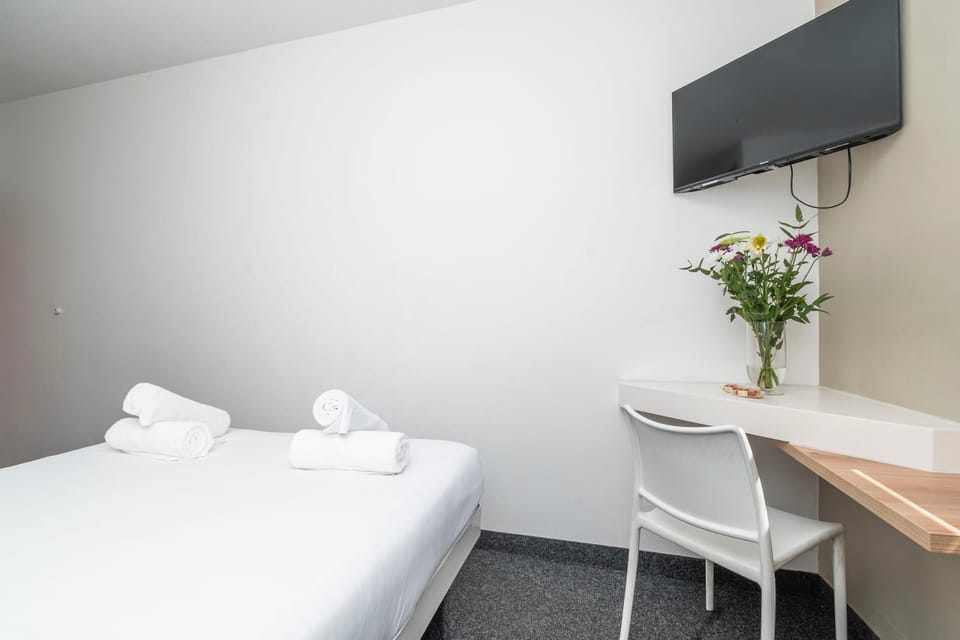 Metropole Private Room with Shared Amenities (23418)