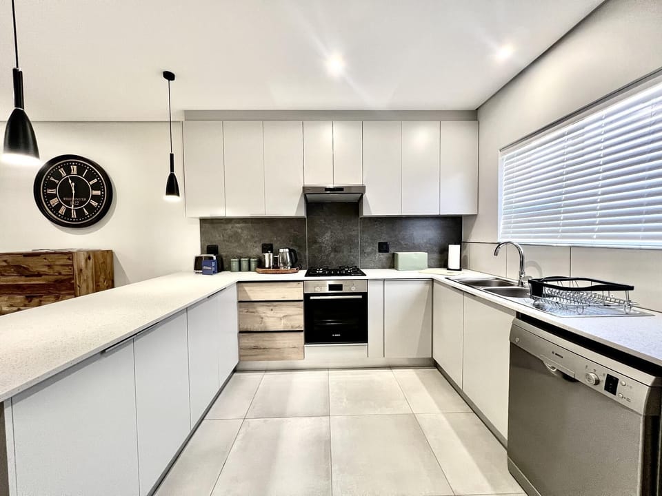 Spacious & Central George Getaway at 1 on York (28278)