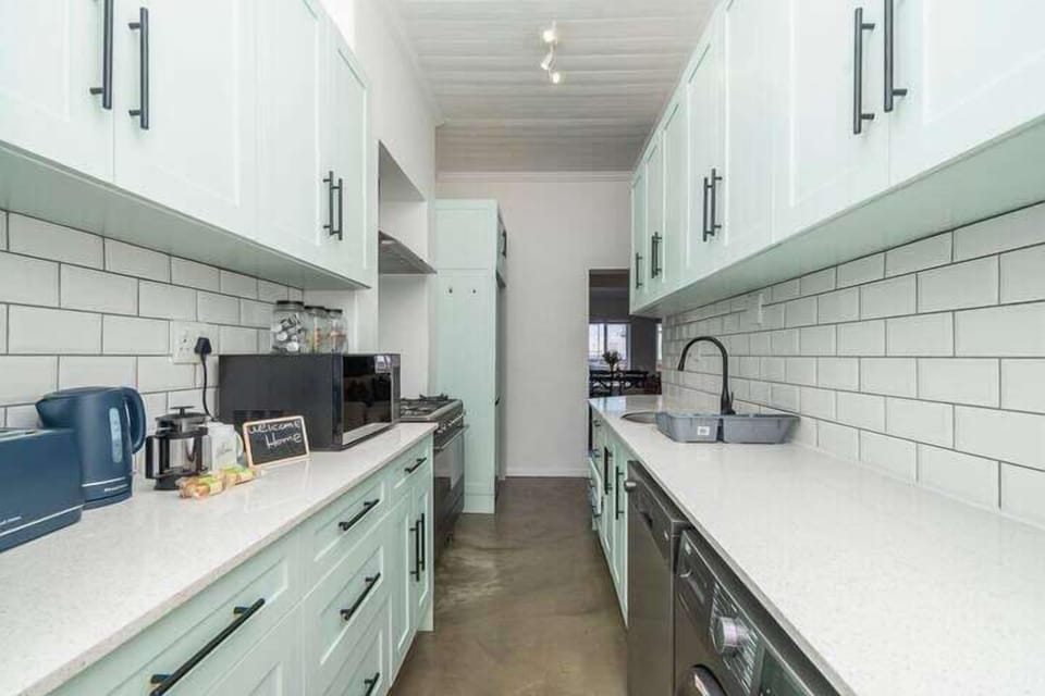 Contemporary Two Bedroom House in Green Point (367)