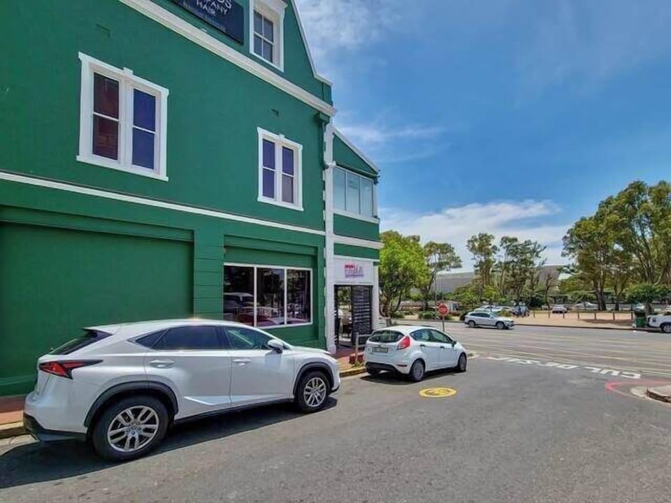 Contemporary Two Bedroom House in Green Point (390)