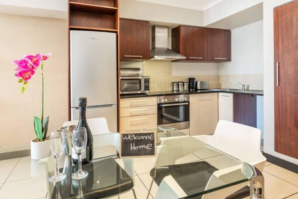 Dining Area & Kitchen