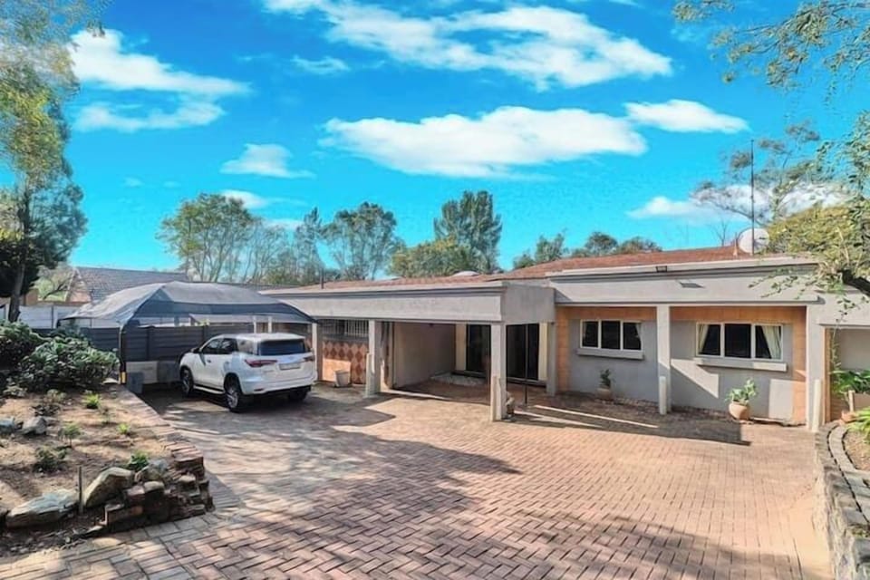 Luxurious Oasis home in Sandton with inverter (4059)