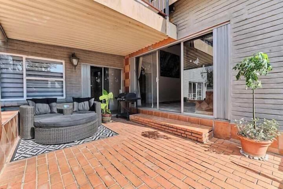Luxurious Oasis home in Sandton with inverter (4054)