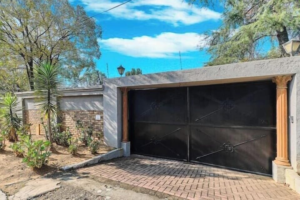 Luxurious Oasis home in Sandton with inverter (4058)