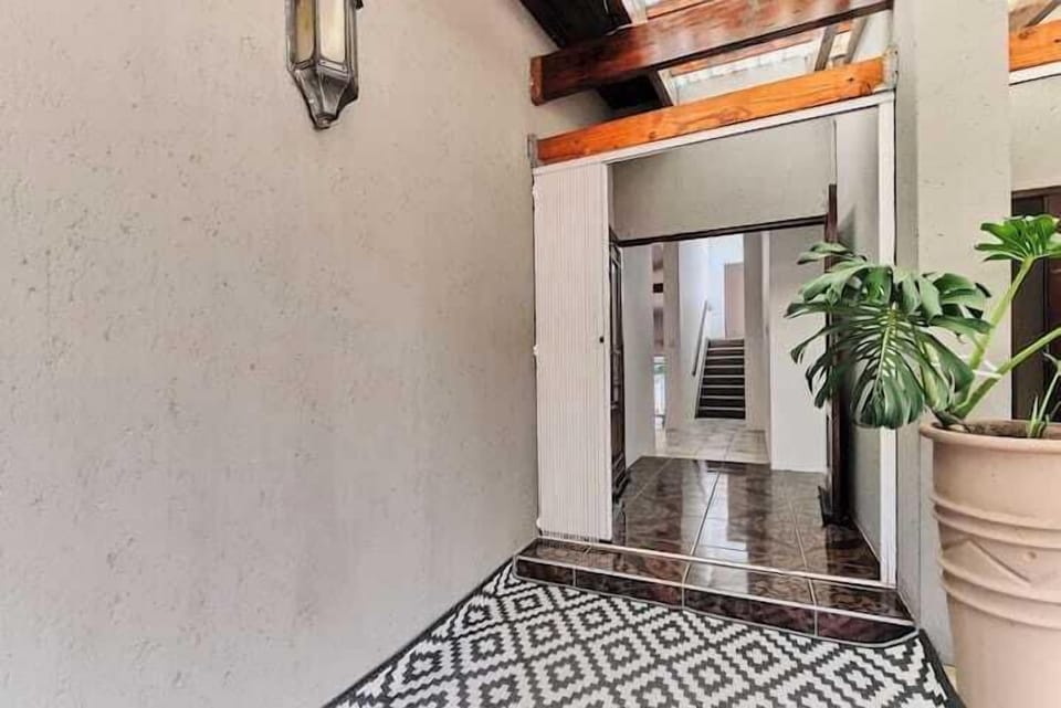 Luxurious Oasis home in Sandton with inverter (4056)