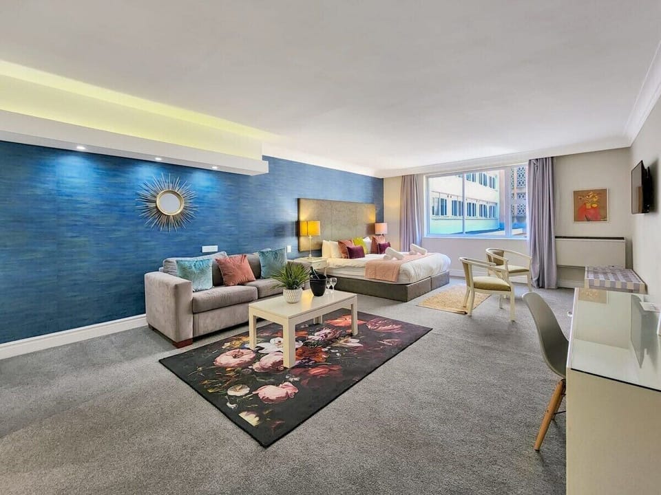 Hotel style convenience and luxury in heart of CBD (7230)
