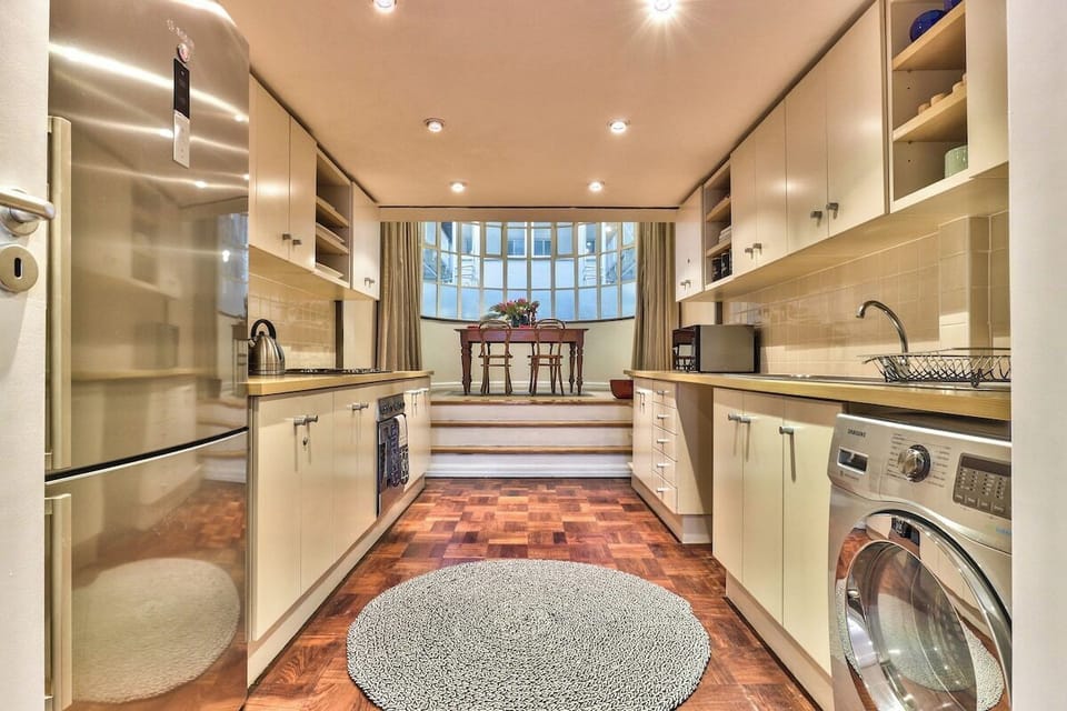 Fully equipped kitchen with washing machine