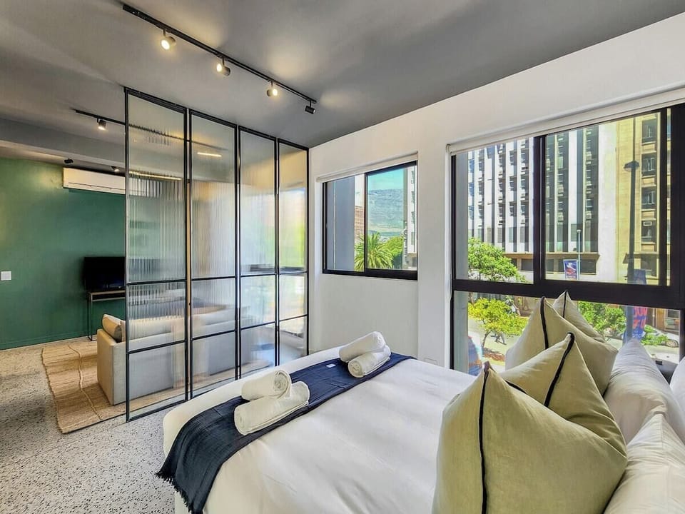 Modern City Escape Bright & Stylish Stay (13558)