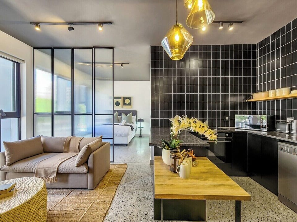 Modern City Escape Bright & Stylish Stay (13561)