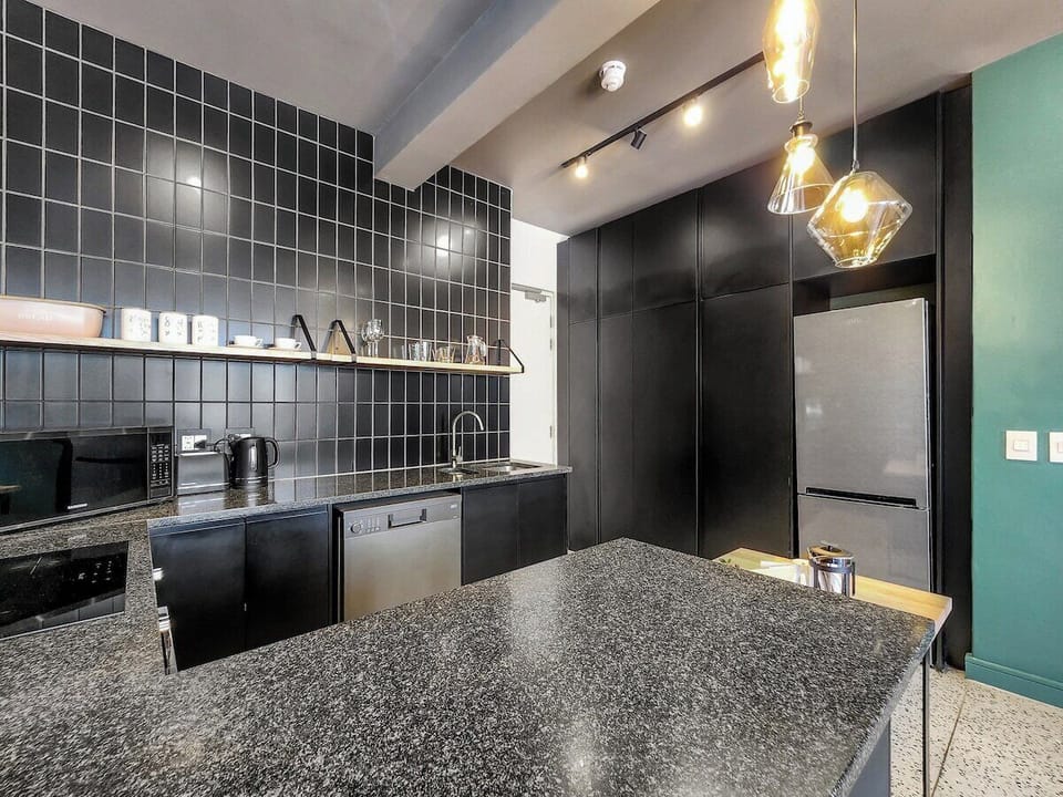 Modern City Escape Bright & Stylish Stay (13560)