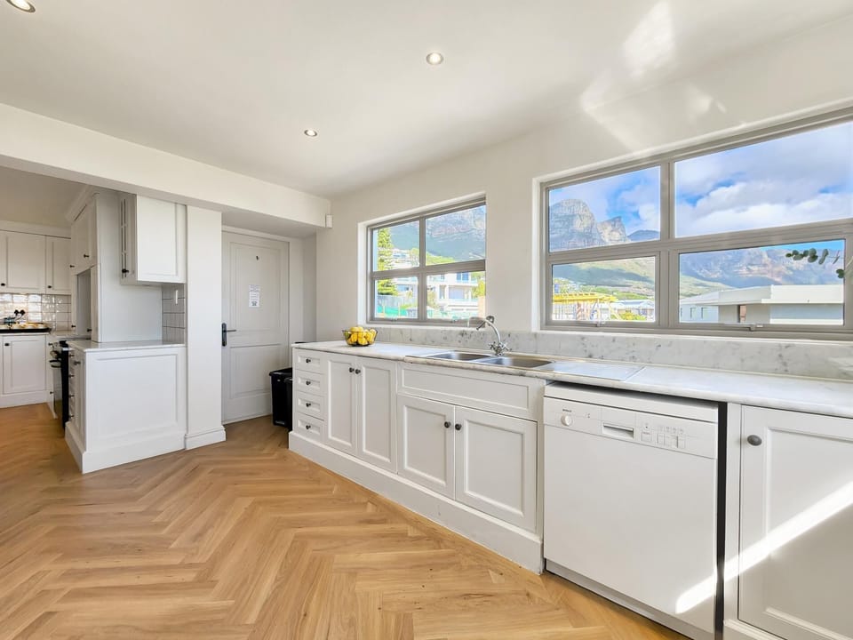 Camps Bay Luxury Family Retreat – Lush & Stylish (33122)
