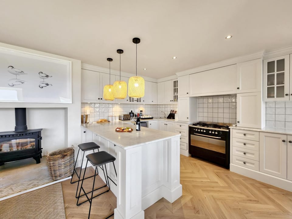 Camps Bay Luxury Family Retreat – Lush & Stylish (33136)