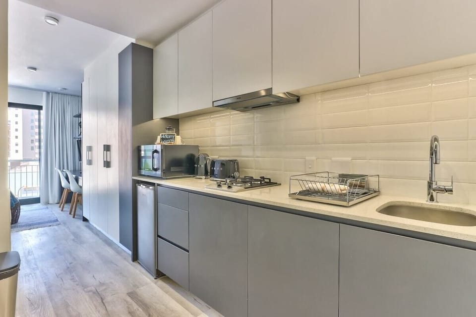 Studio Apt with Balcony +Mountain View (7727)
