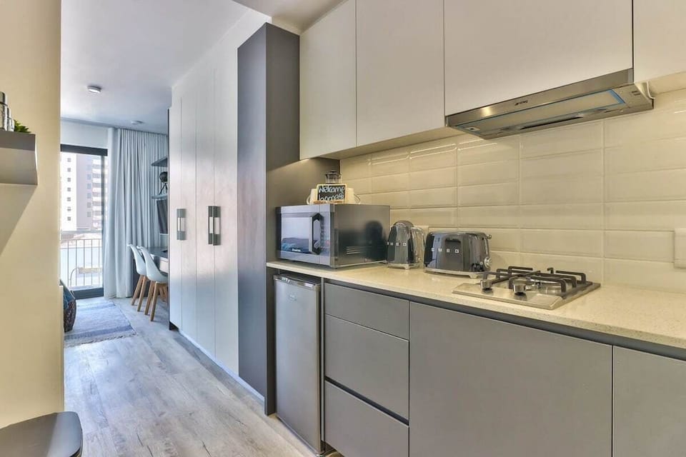 Studio Apt with Balcony +Mountain View (7728)
