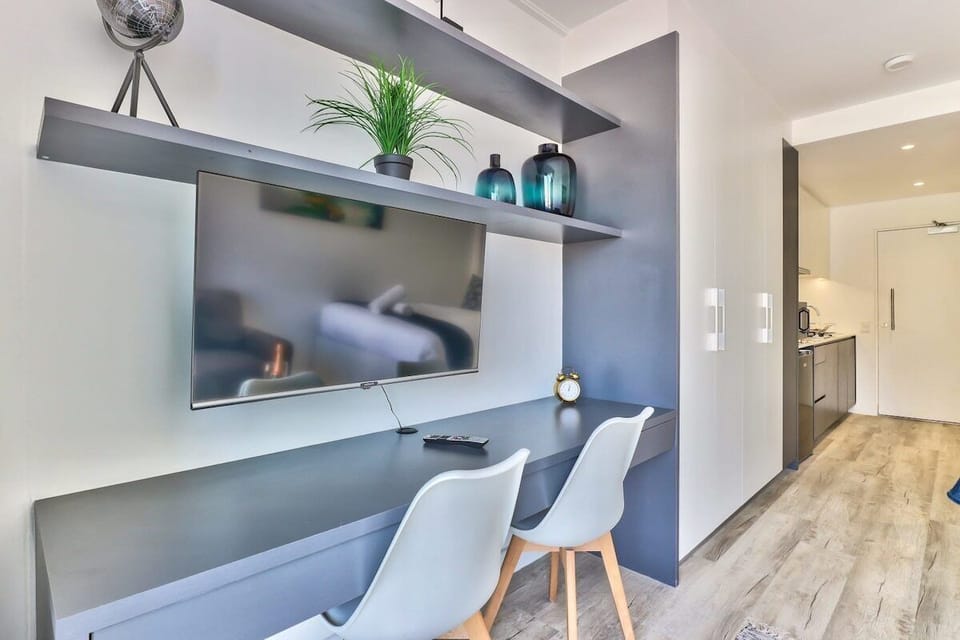 Studio Apt with Balcony +Mountain View (7719)