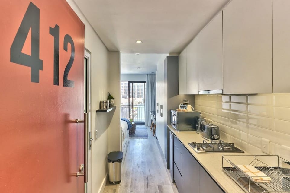 Studio Apt with Balcony +Mountain View (7725)