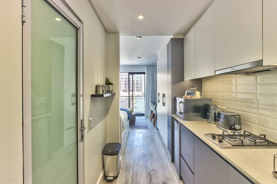 Studio Apt with Balcony +Mountain View (7726)