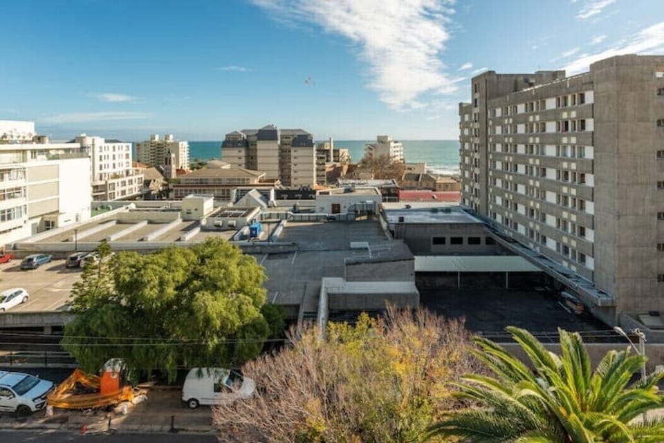 Ocean Views - Sea Point Studio w Netflix+Fast WIFI (9626)